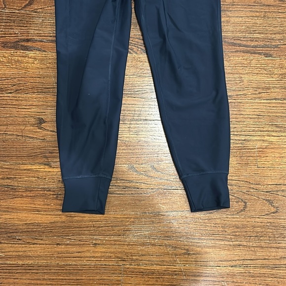 Old Navy Go Dry Elevate Leggings in Navy - Picture 3 of 7